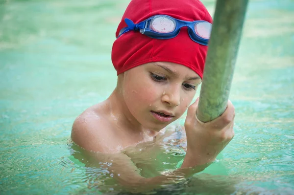 Kid in thermische zwembad. — Stockfoto