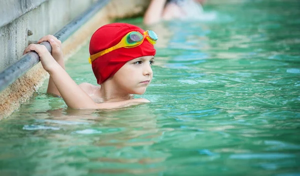 Kid in thermische zwembad. — Stockfoto