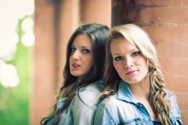 Dos hermosas chicas al aire libre retrato . — Foto de Stock