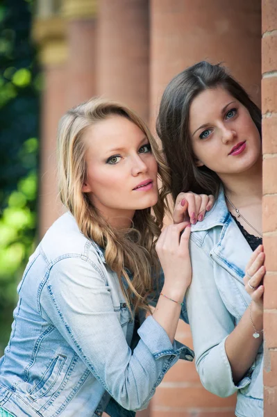 Twee mooie meisjes buiten portret. — Stockfoto