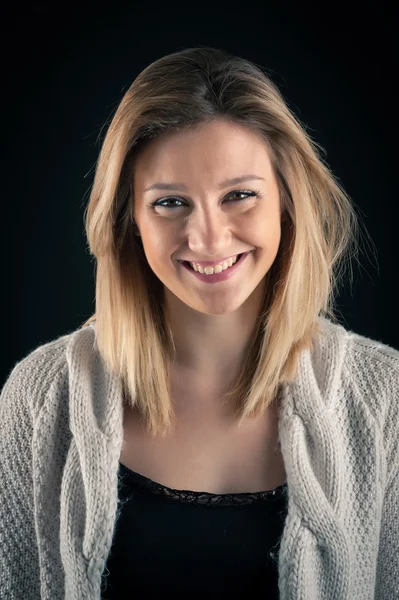 Mujer rubia sonriente de cerca retrato — Foto de Stock