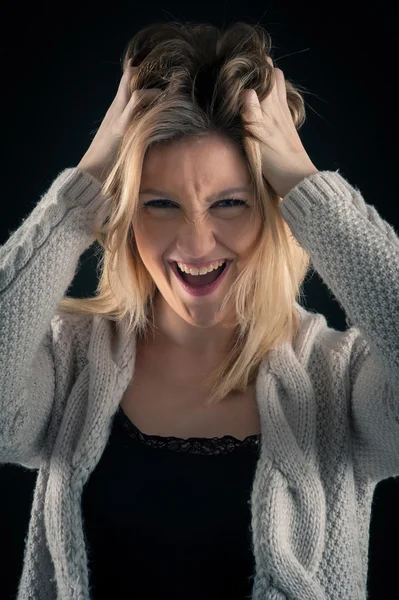 Wütende blonde Frau in Nahaufnahme Porträt — Stockfoto