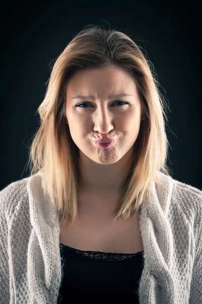 Perplexo mulher loira close up retrato — Fotografia de Stock