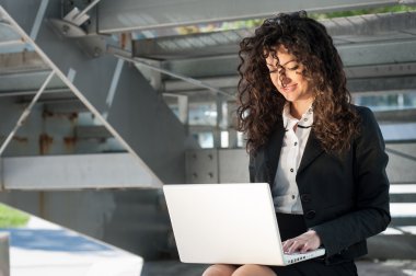 Açık havada dizüstü bilgisayar kullanarak iş kadın portre.