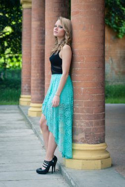 Güzel kız açık havada samimi portre. Tam vücut.