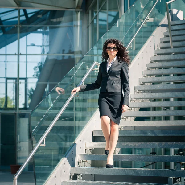Business kvinna porträtt utomhus — Stockfoto