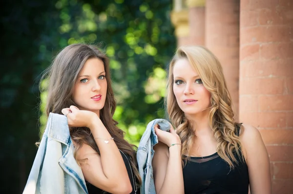 Twee mooie meisjes buiten portret. — Stockfoto
