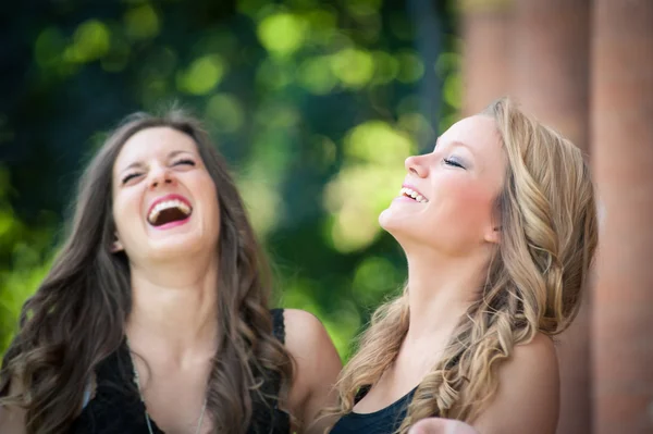 Twee mooie meisjes samen lachen — Stockfoto