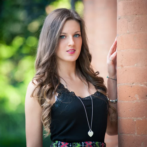 Beautiful brunette girl outdoors intimate portrait. — Stock Photo, Image