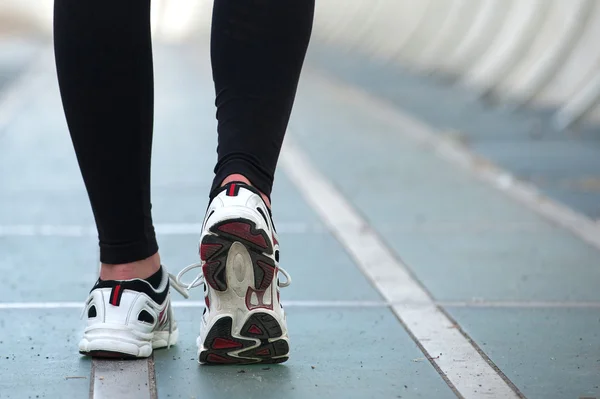 Detalhe de sapatos de mulher jovem corredor a partir das costas . — Fotografia de Stock