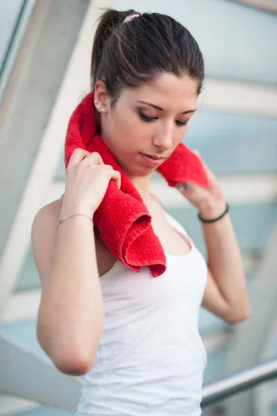 Mujer joven relajándose después de correr al aire libre . —  Fotos de Stock