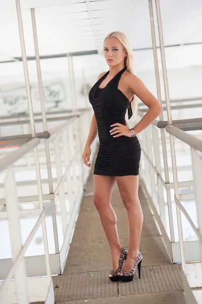 Sensuell blond kvinna porträtt — Stockfoto