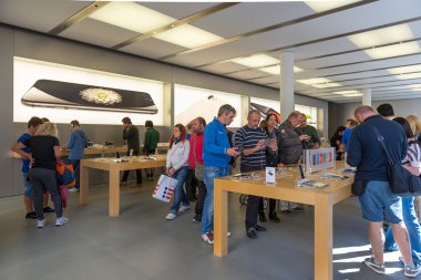 İnsanlar Apple Store ziyaret