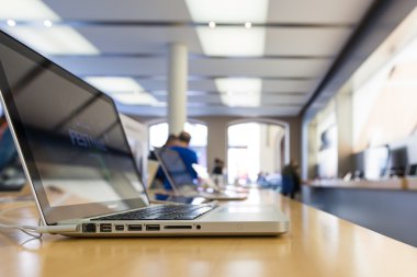 Dizüstü Apple Store içinde