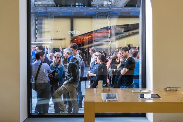 Gente en cola fuera del Apple Store — Foto de Stock