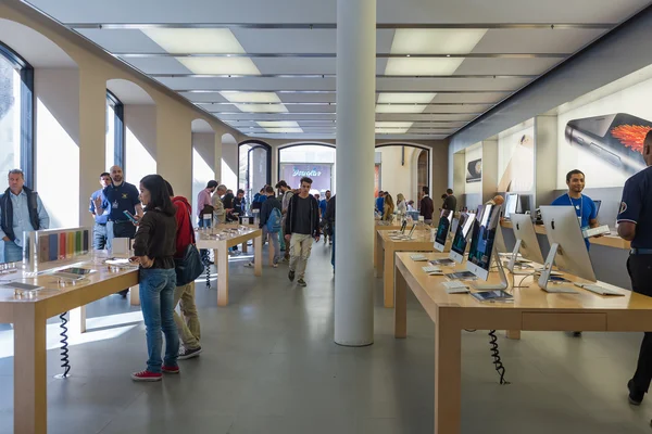 Pessoas que visitam a Apple Store — Fotografia de Stock