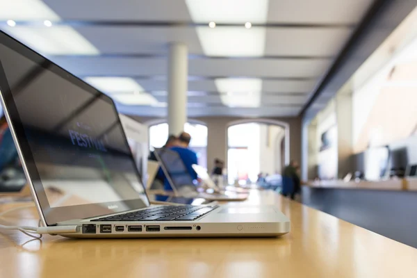 Ноутбук всередині Apple Store — стокове фото