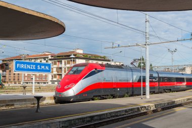 Frecciarossa tren Smn istasyonu içinde.