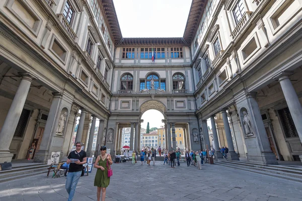 Pessoas em frente à Galeria Uffizi . — Fotografia de Stock