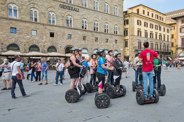 Turistů, kteří navštíví město během jejich průvodcem Segway — Stock fotografie