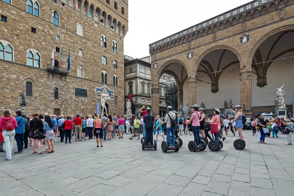 Turystów odwiedzających miasto podczas ich przewodnikiem Segway — Zdjęcie stockowe