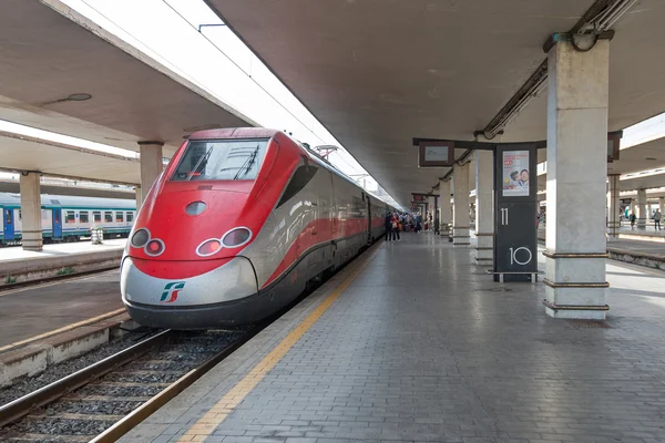 Tren de Frecciarossa dentro de la Estación SMN . — Foto de Stock