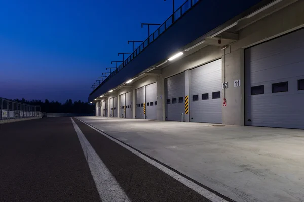 Garage i racerbana. — Stockfoto