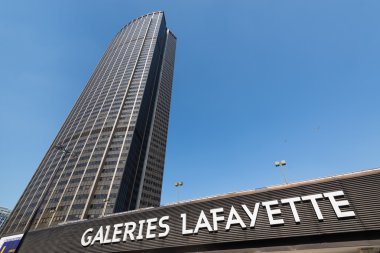 Lafayette alışveriş merkezi girişinde