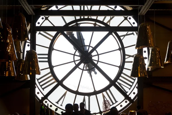 Grote klok in de cafetaria van het Musee d'Orsay. — Stockfoto