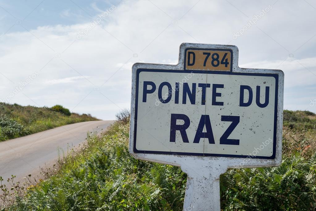 Pointe du Raz signal indication on the road.