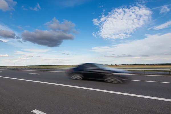 Snabb suddig bil på motorvägen. — Stockfoto