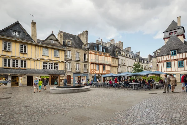 Toeristen lopen in een vierkant van Quimper. — Stockfoto