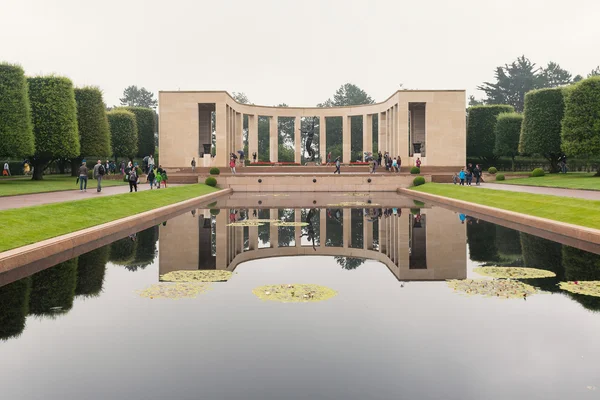 Des touristes visitent le cimetière de guerre américain . — Photo