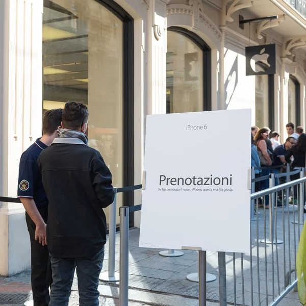 Personas que visitan el Apple Store — Foto de Stock