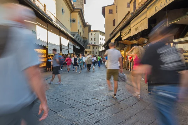 Ponte Vecchio üzerinde yürüyen insanlar — Stok fotoğraf