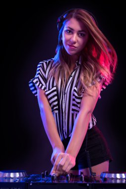 Genç seksi deejay kadın