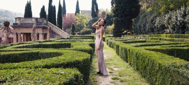 Şehvetli genç kadının panoramik görüntü