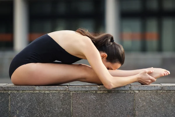 Mooie ballerina dansen in Bologna, Italië. — Stockfoto