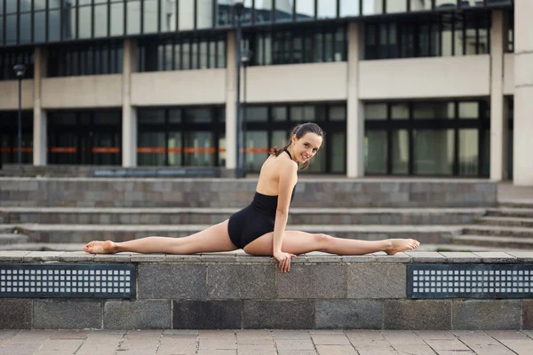 Mooie ballerina dansen in Bologna, Italië. — Stockfoto