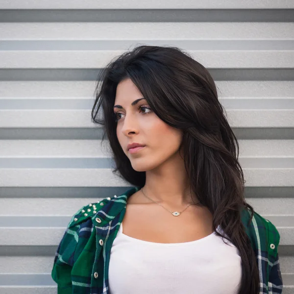 Hermoso retrato de mujer joven al aire libre — Foto de Stock