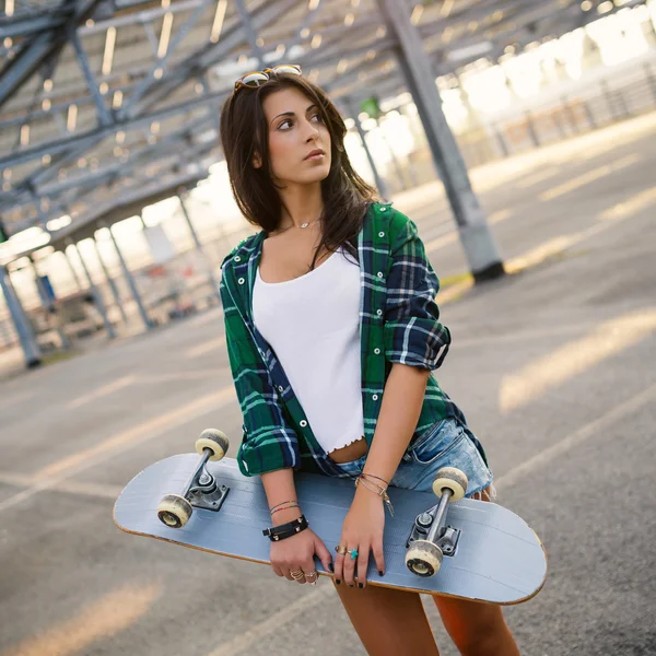 Teenager s skateboard portrét venku — Stock fotografie