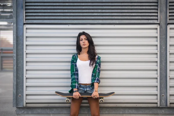 Adolescente con skateboard ritratto all'aperto — Foto Stock