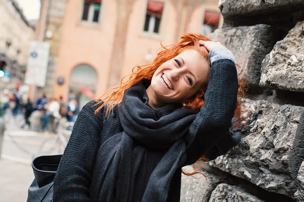 幸せな赤毛の女性の肖像画 — ストック写真