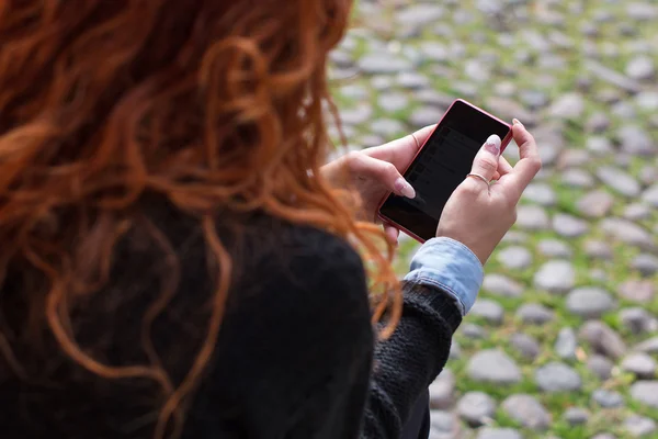 Joven pelirroja enviando mensajes — Foto de Stock