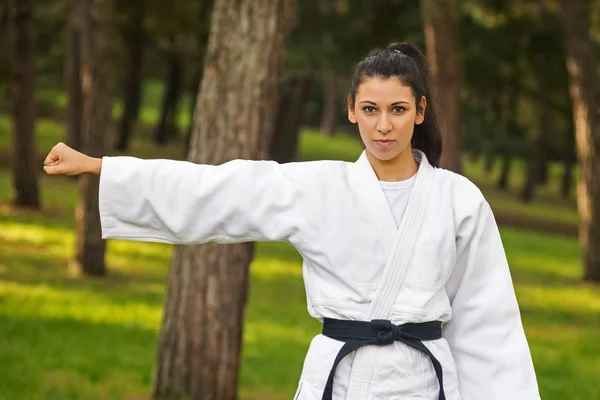 Joven mujer caucásica practicando judo — Foto de Stock