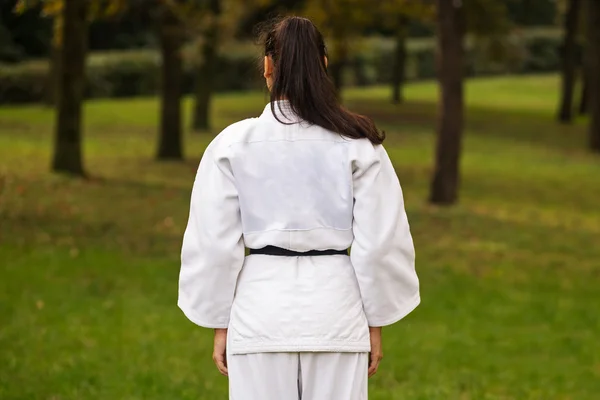 Mladá žena cvičí judo zadní portrét — Stock fotografie