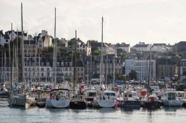 Güneşli bir günde liman.