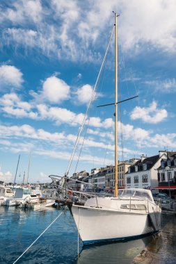 Güneşli bir günde liman.