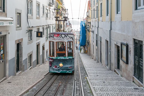 Traditionel funicular i smal gade . - Stock-foto