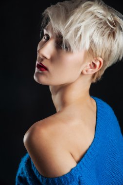 Mavi kazaklı kendine güvenen kız portre